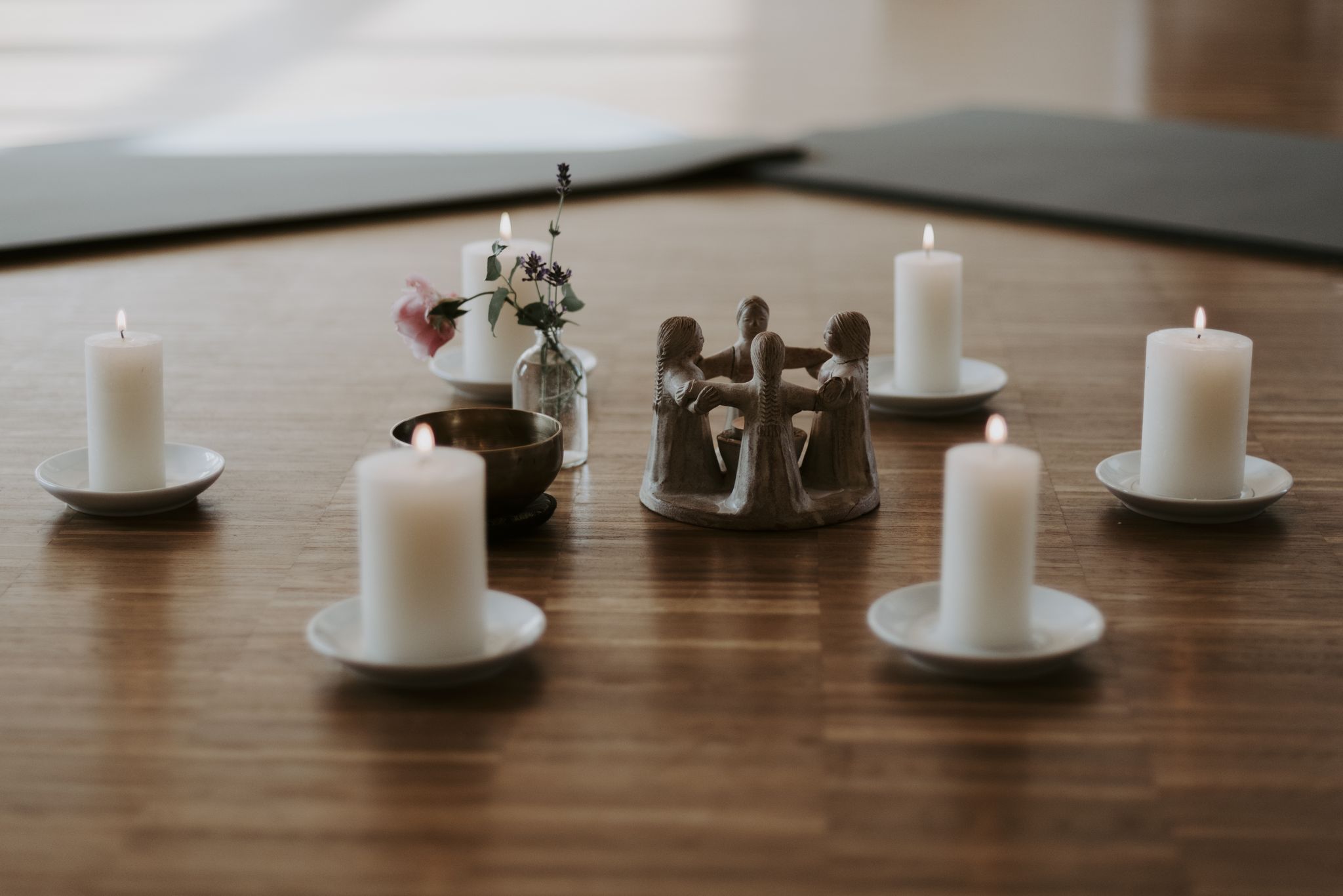 Kerzen im Kreis – Ritual zum Beginn des Schweigens