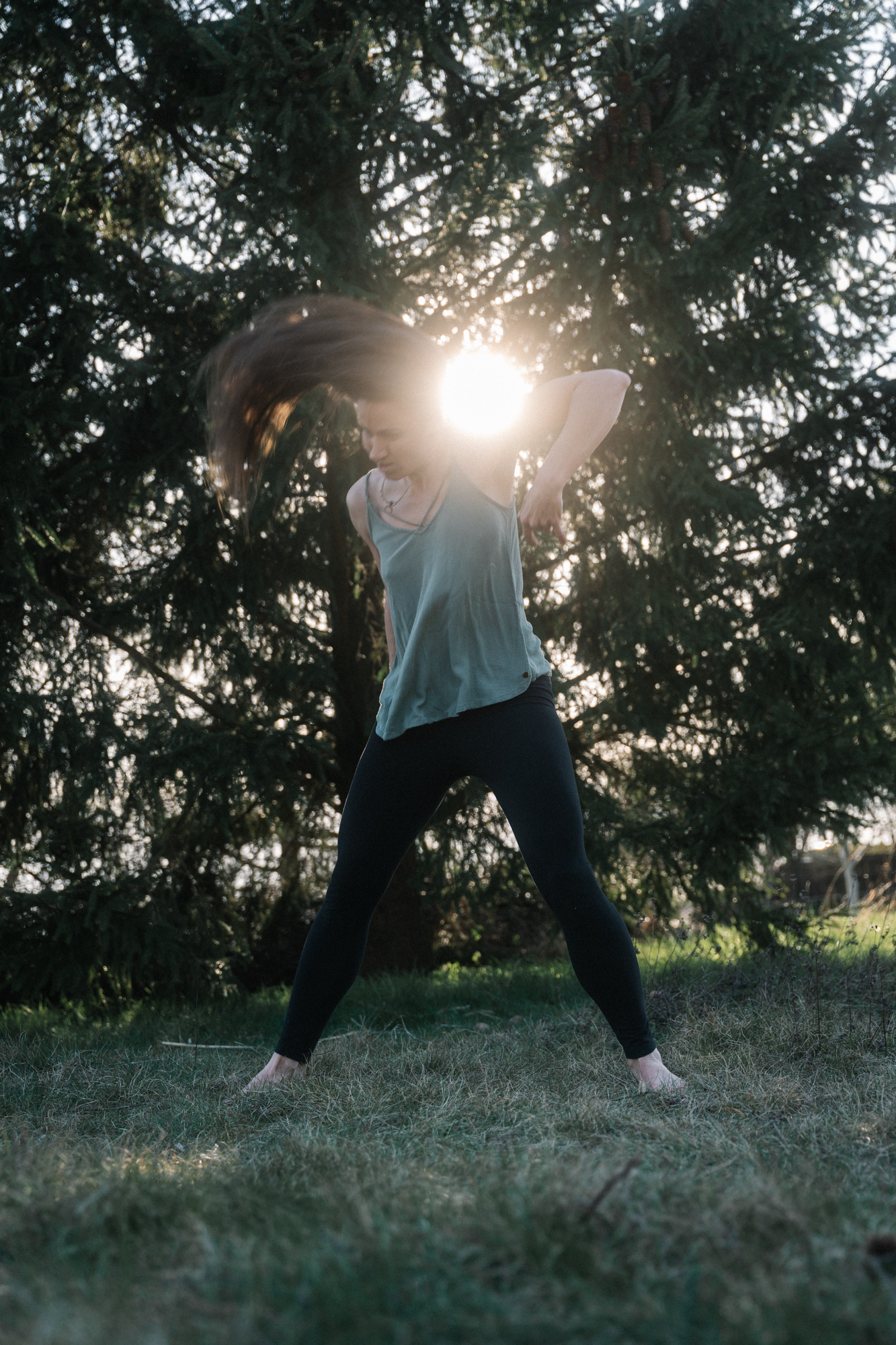 Madlen tanzend im Abendlicht