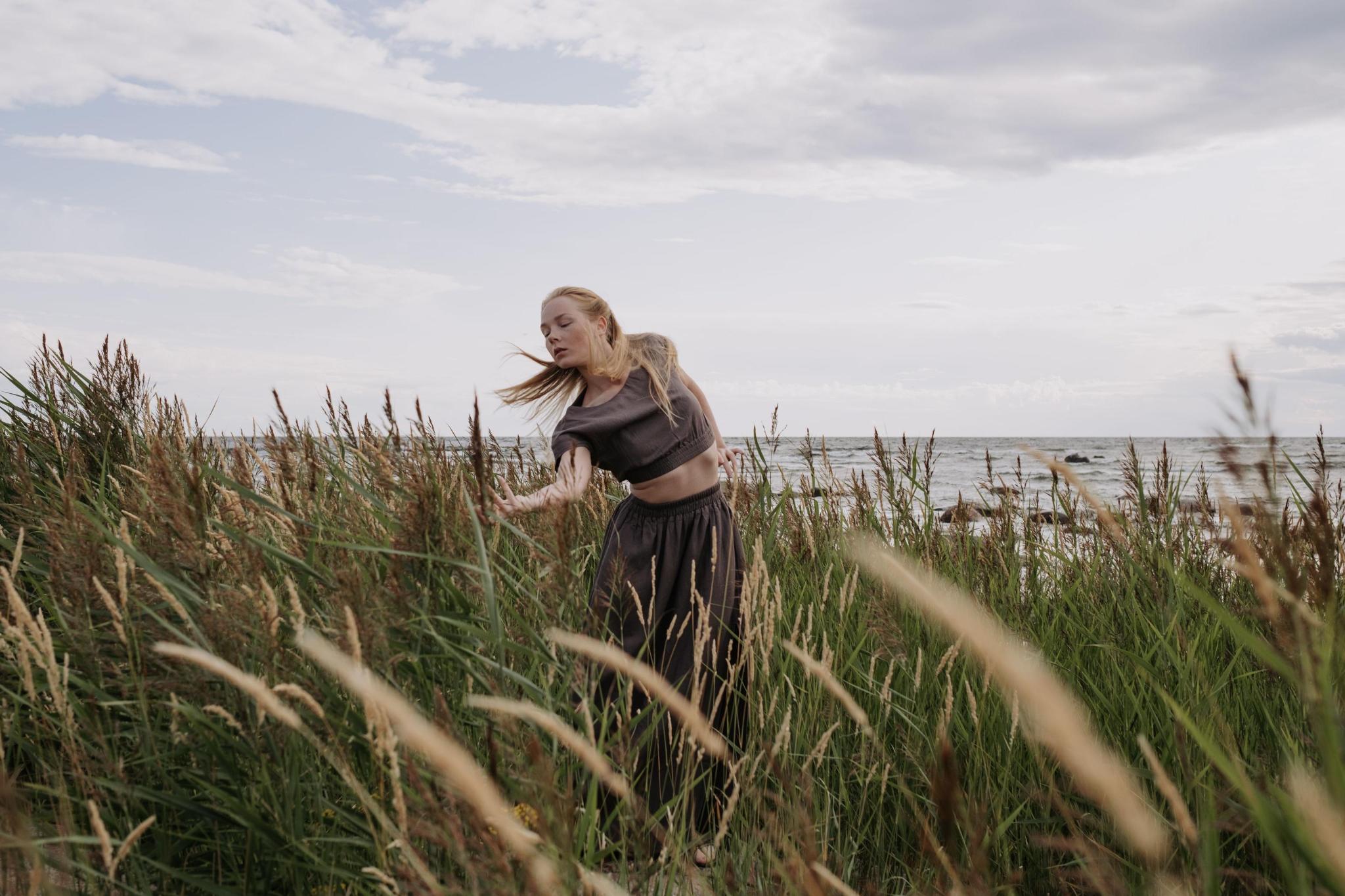 Tanz im Gras am Meer